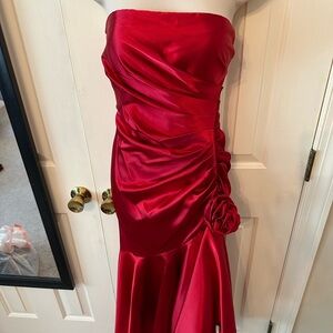 Mermaid style, in great shape. Has 2 hard to see stains at bottom as pictured.